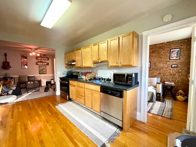 8 Mead St, Unit 3 in Boston, MA - Foto de edificio - Building Photo