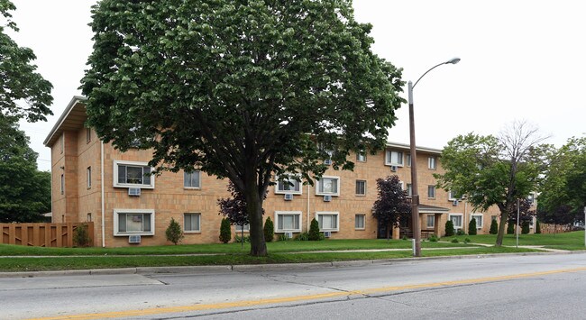 La Paz Apartments in Milwaukee, WI - Building Photo - Building Photo