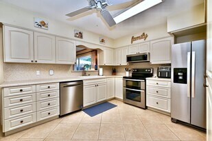 129 Alhambra Pl in West Palm Beach, FL - Building Photo