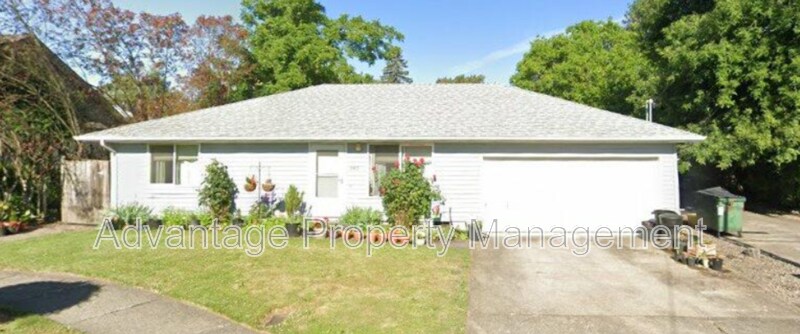 240 S Monmouth Ave in Monmouth, OR - Building Photo