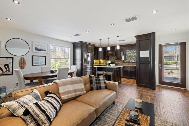 1501 Broadmoor Dr in Austin, TX - Building Photo - Building Photo