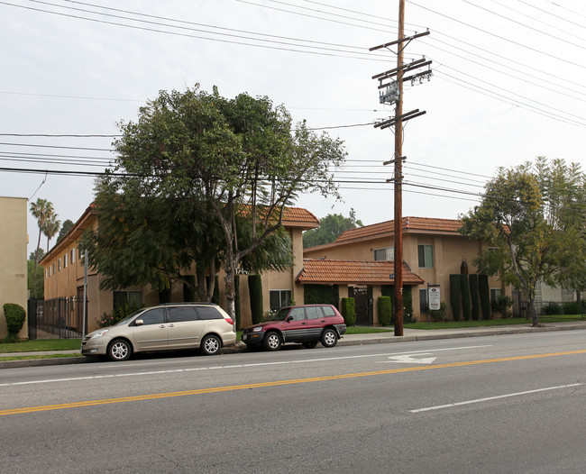 17447 Vanowen St in Van Nuys, CA - Building Photo - Building Photo