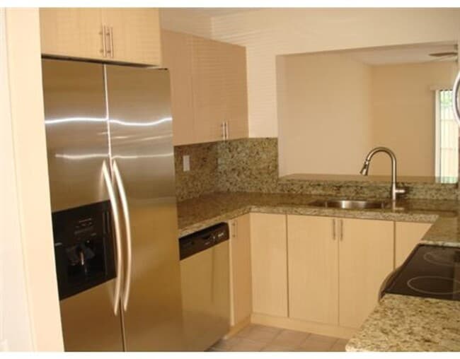 221 Palm Cir E in Pembroke Pines, FL - Building Photo - Building Photo