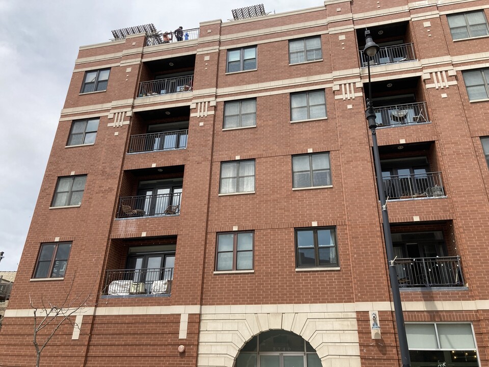 2740 W Armitage Ave in Chicago, IL - Building Photo