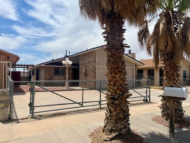 2637 Lake Victoria Dr in El Paso, TX - Building Photo - Building Photo