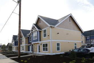 Woodwind Apartments in Albany, OR - Building Photo - Building Photo