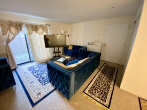 4 Village Hill Ln in Natick, MA - Building Photo - Building Photo