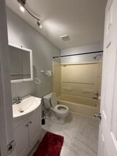 14571 Old Courthouse Way in Newport News, VA - Foto de edificio - Building Photo