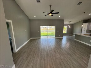 3561 NE 9th Ave in Cape Coral, FL - Foto de edificio - Building Photo