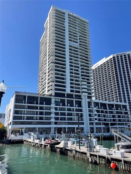 555 NE 15th St, Unit 512 in Miami, FL - Building Photo