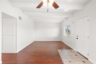 18961 Florida St, Unit 6 in Huntington Beach, CA - Foto de edificio - Building Photo