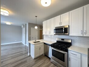 3943 N Janssen Ave, Unit A07C in Chicago, IL - Building Photo - Building Photo