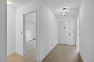 708 Lago Rd in Delray Beach, FL - Building Photo - Building Photo