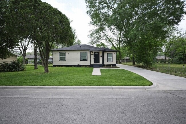 916 Parkway Dr in Baytown, TX - Building Photo - Building Photo