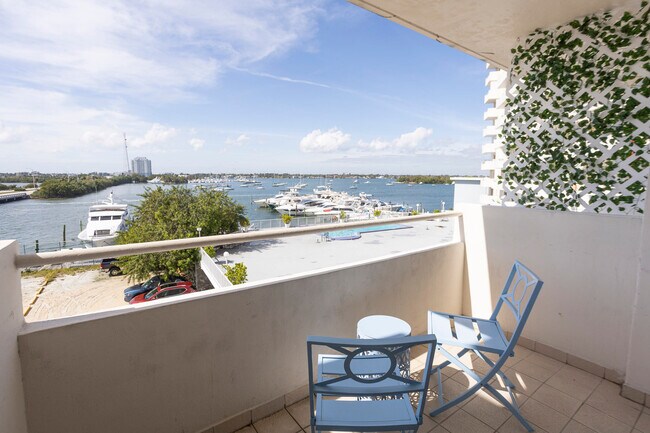 7904 West Dr in North Bay Village, FL - Building Photo - Building Photo
