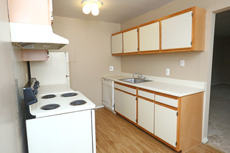 Plymouth Manor Apartments in Plymouth, MI - Building Photo - Interior Photo