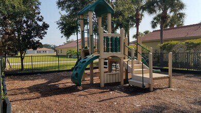 18261 Minorea Ln in Lehigh Acres, FL - Foto de edificio - Building Photo