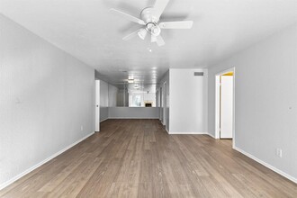 6500 Sands Point Dr in Houston, TX - Building Photo - Building Photo