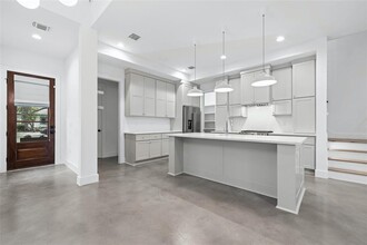 1813 Cullen Ave in Austin, TX - Foto de edificio - Building Photo
