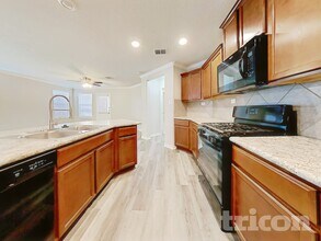 15307 Delta Pt in San Antonio, TX - Foto de edificio - Building Photo