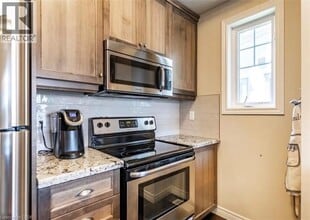 10 Dodman Cres in Hamilton, ON - Building Photo - Building Photo