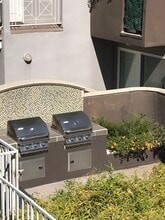 355 N Maple St, Unit 219 in Burbank, CA - Foto de edificio - Building Photo