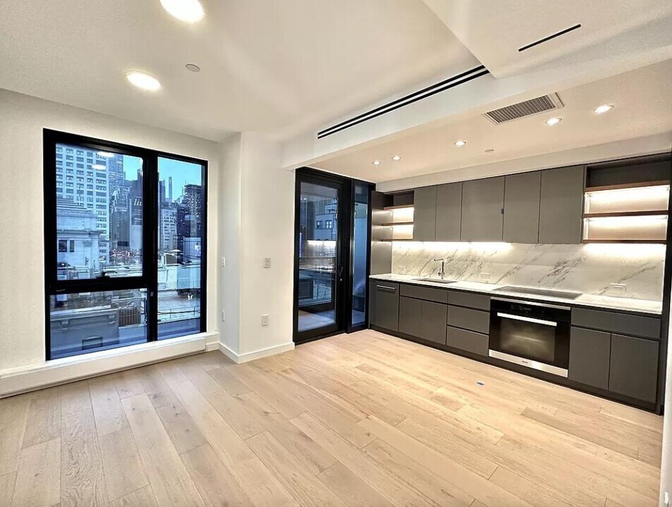 300 W 30th St in New York, NY - Building Photo