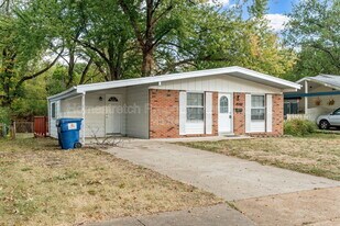 235 Moule Dr in Florissant, MO - Building Photo