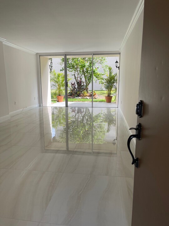 860 NW 87th Ave, Unit 102 in Miami, FL - Building Photo