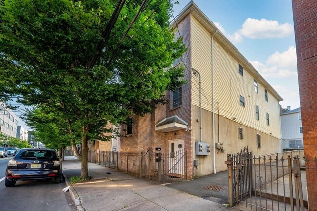 21-23 Norfolk Street Unit 2 in Newark, NJ - Building Photo - Building Photo