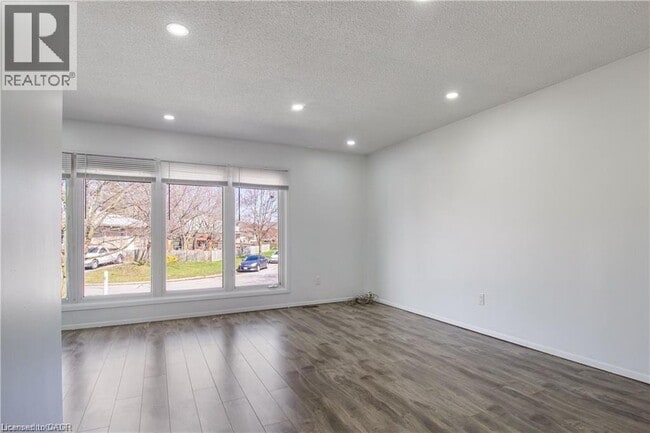 24 Tara Crescent in Thorold, ON - Building Photo - Building Photo