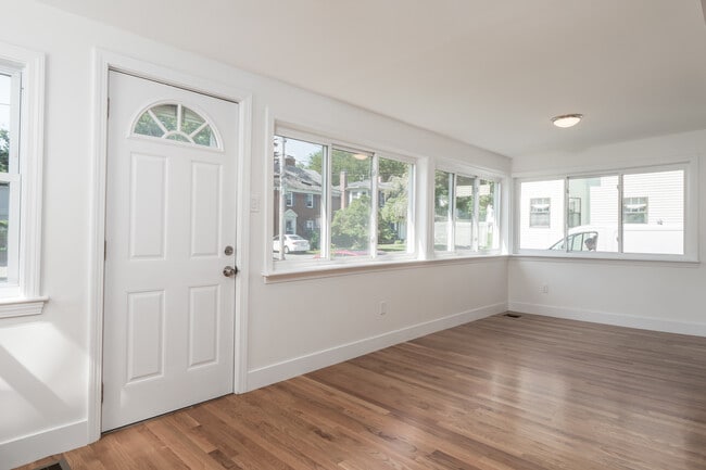 92 Clinton Place Unit #2, Unit 1 in Newton, MA - Foto de edificio - Building Photo