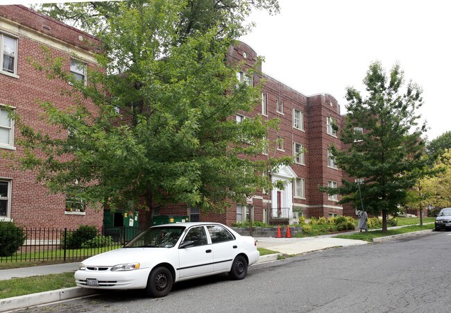 1421 Somerset Pl NW in Washington, DC - Foto de edificio - Building Photo