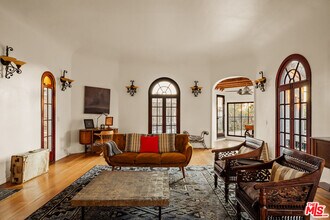 2002 N Las Palmas Ave in Los Angeles, CA - Building Photo - Building Photo