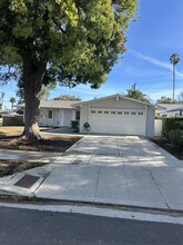 6726 Capistrano Ave in West Hills, CA - Foto de edificio - Building Photo