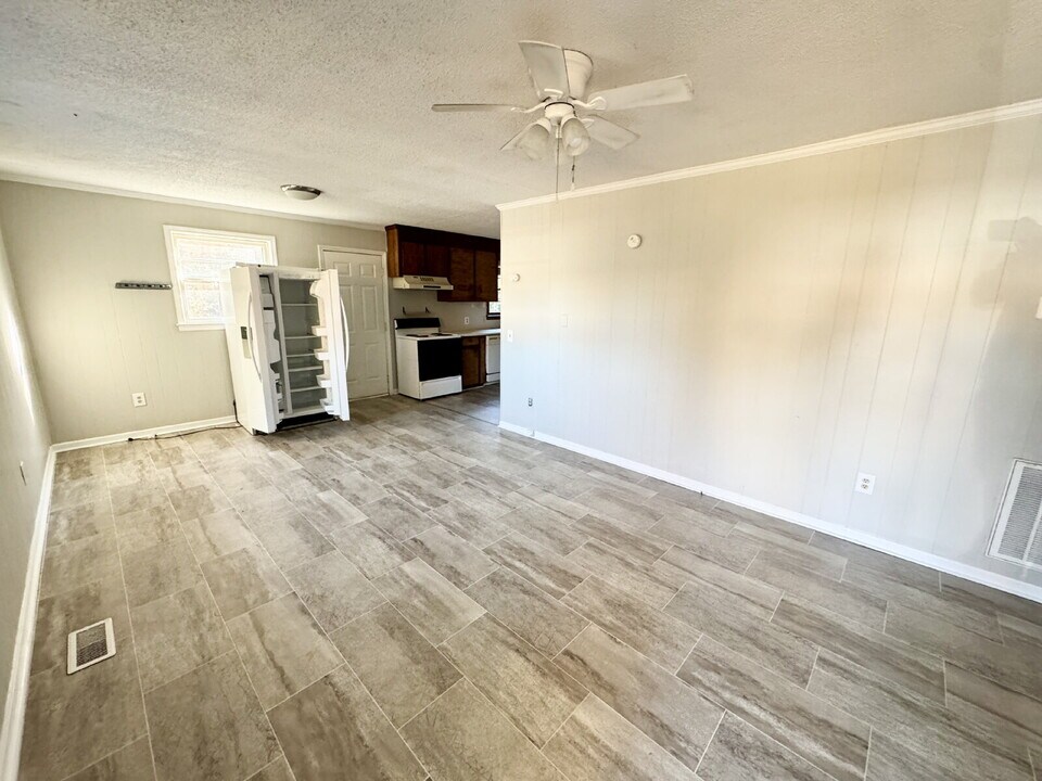 200 Holliday Ln in Pendleton, SC - Building Photo