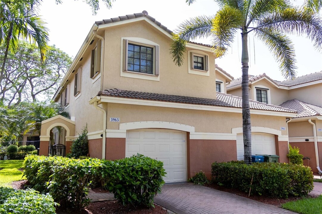 3963 Orange Tree Ln in Weston, FL - Building Photo