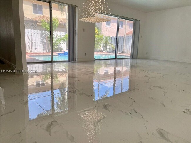 11301 Rockinghorse Rd in Hollywood, FL - Foto de edificio - Building Photo