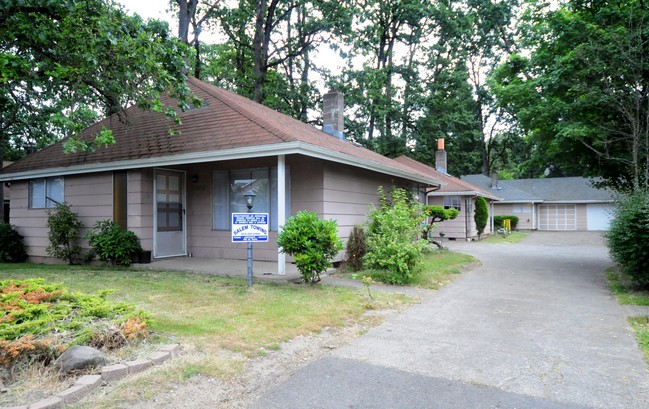 Oak Grove Village in Salem, OR - Building Photo - Building Photo