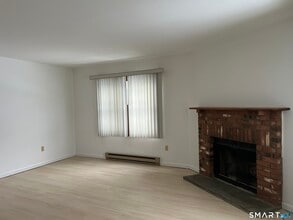 43 Valley Dr in New Milford, CT - Building Photo - Building Photo