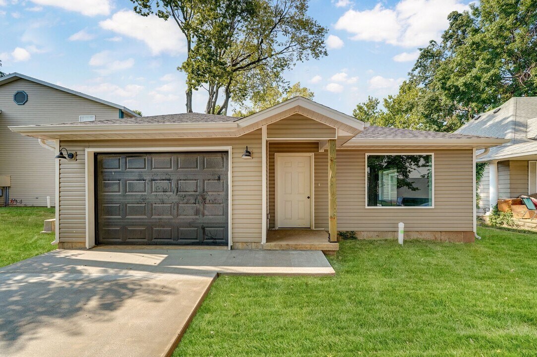 434 W Normal St in Springfield, MO - Building Photo