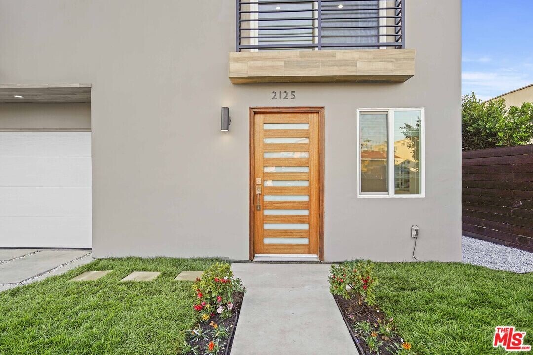 2125 S Rimpau Blvd in Los Angeles, CA - Building Photo