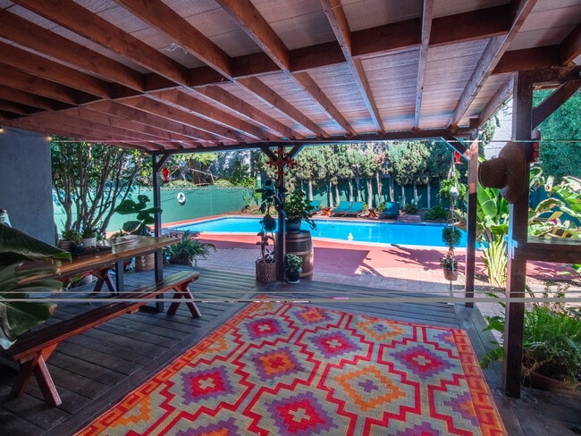 14935 Lull St in Van Nuys, CA - Foto de edificio - Building Photo