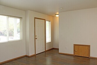 1971 SE 122nd Ave in Portland, OR - Building Photo - Building Photo