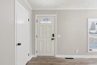 566 E 10th St in Marysville, OH - Building Photo - Building Photo