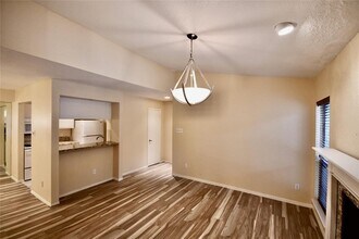 1818 Augusta Dr in Houston, TX - Foto de edificio - Building Photo