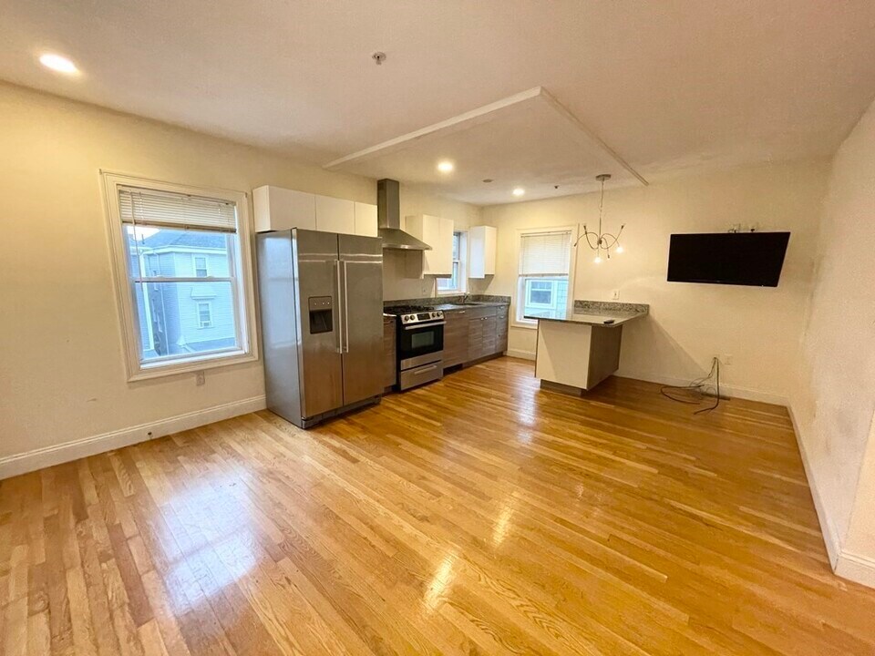 128 Hillside St, Unit 3 in Boston, MA - Building Photo