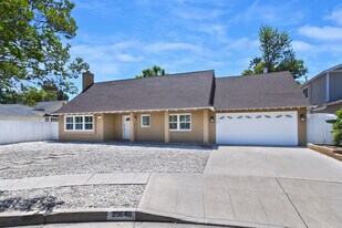 23648 Emelita St in Woodland Hills, CA - Building Photo
