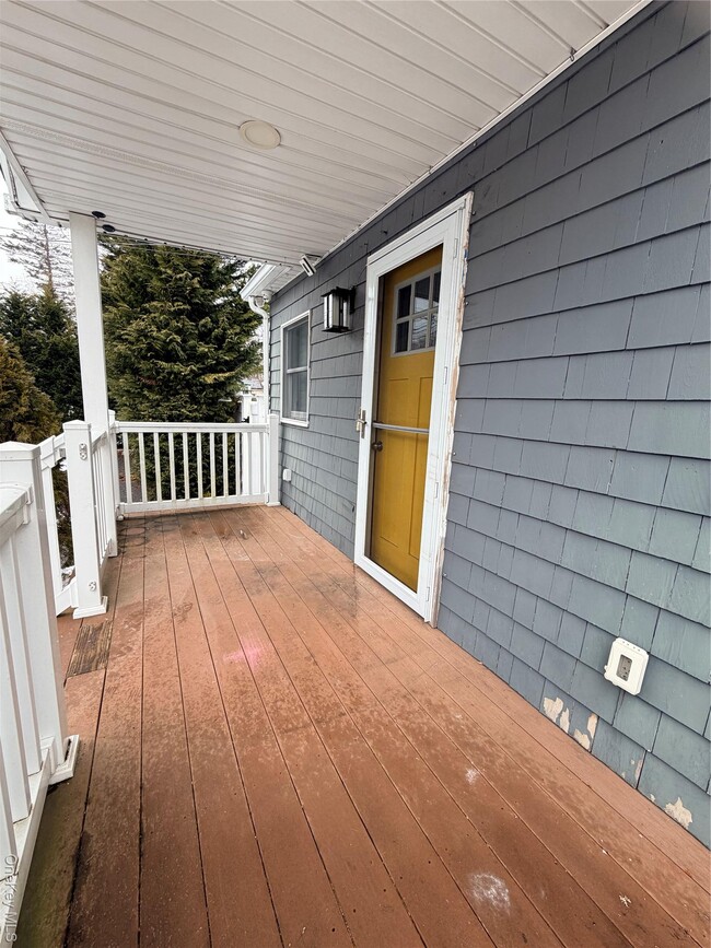 5 Bristol St in Huntington, NY - Building Photo - Building Photo