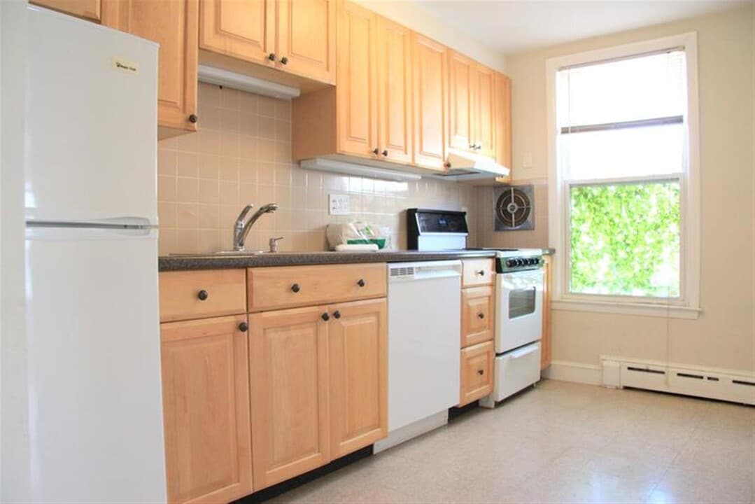 898 Massachusetts Ave in Cambridge, MA - Building Photo